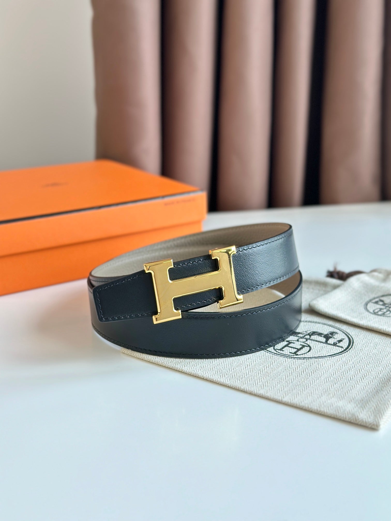 HELENE H REVERSIBLE LEATHER BELT — BEIGE & BLACK (GOLD HARDWARE, 32MM)
