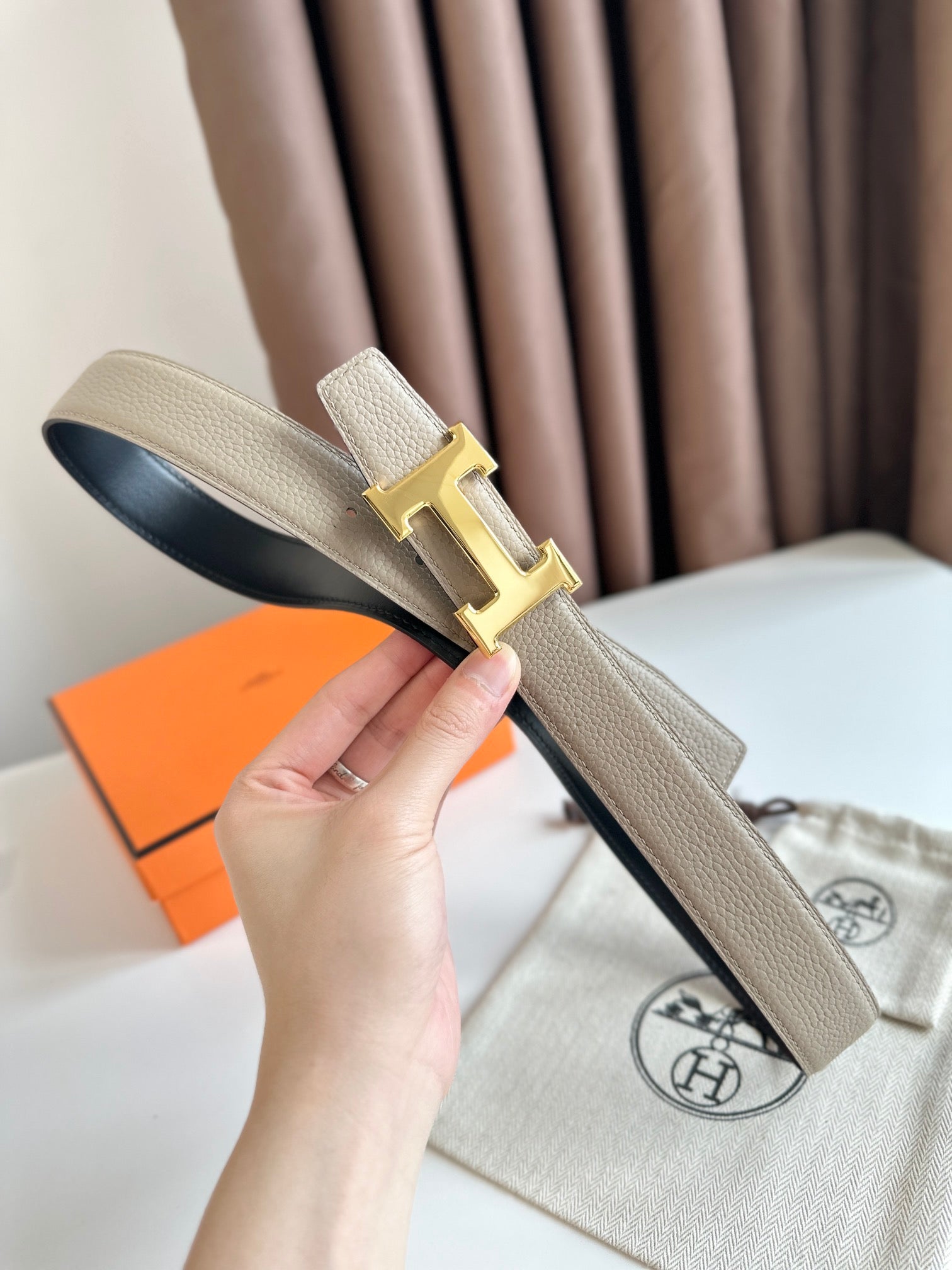 HELENE H REVERSIBLE LEATHER BELT — BEIGE & BLACK (GOLD HARDWARE, 32MM)