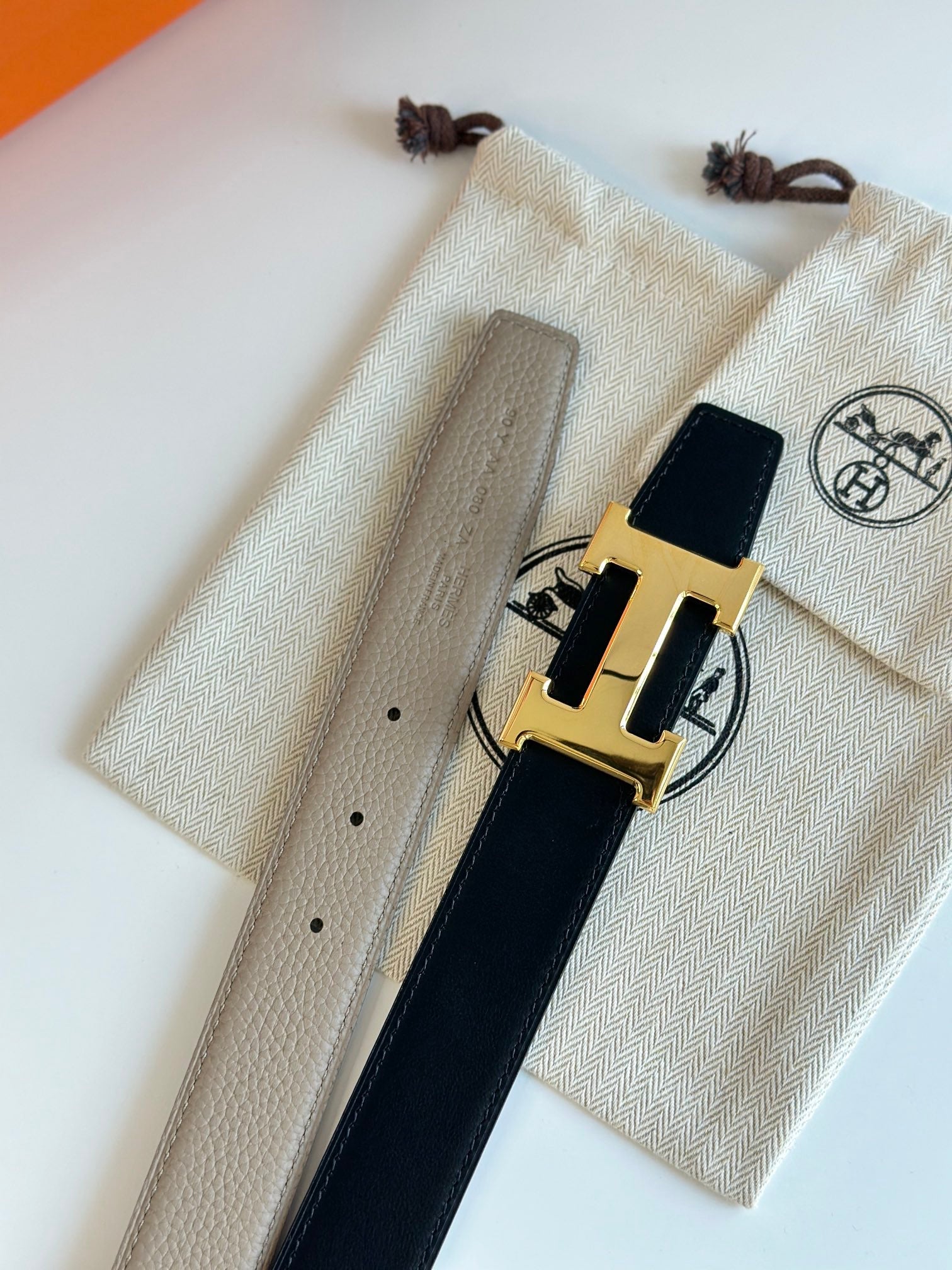 HELENE H REVERSIBLE LEATHER BELT — BEIGE & BLACK (GOLD HARDWARE, 32MM)