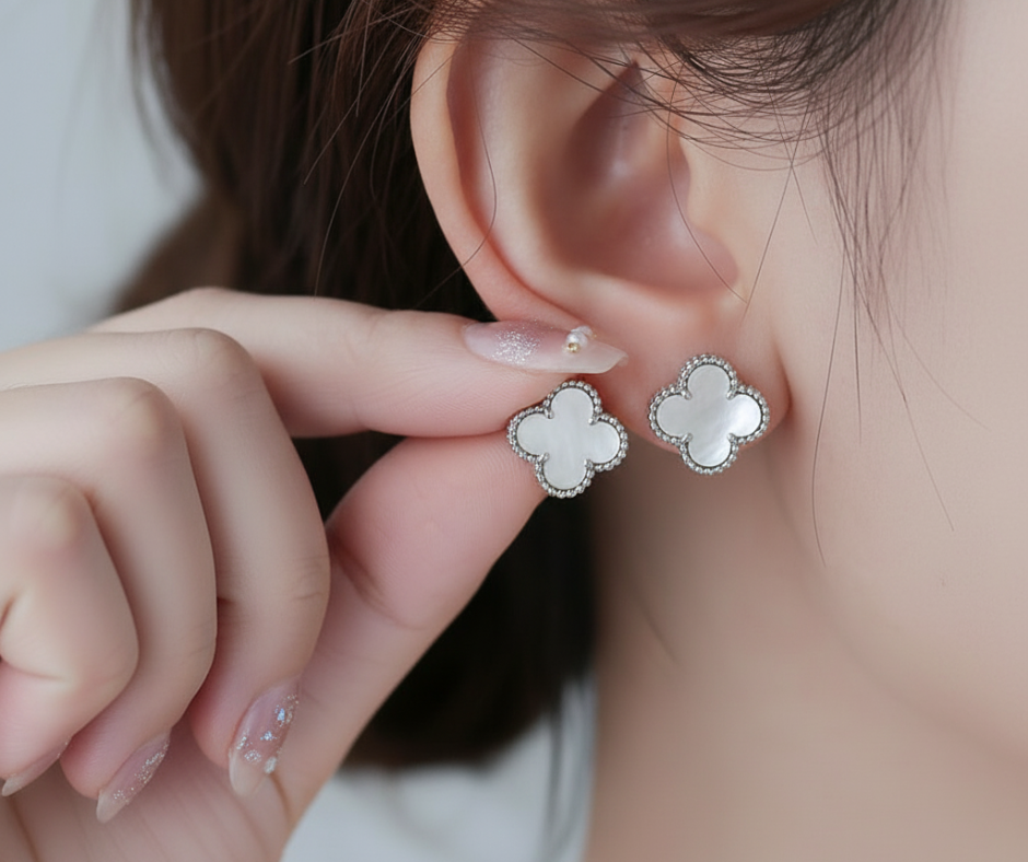 CLOVER MEDIUM 1 MOTIFS  WHITE MOP EARRINGS SILVER
