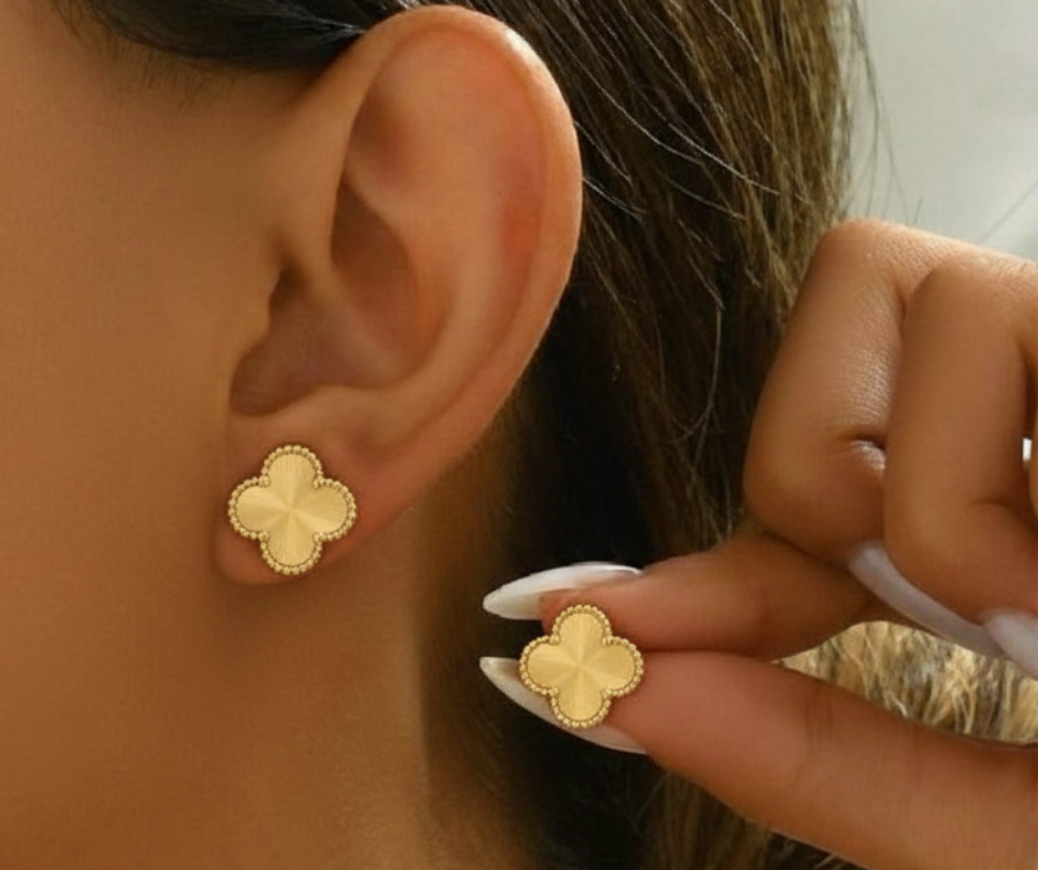 CLOVER MINI 9.5MM LASER EARRINGS