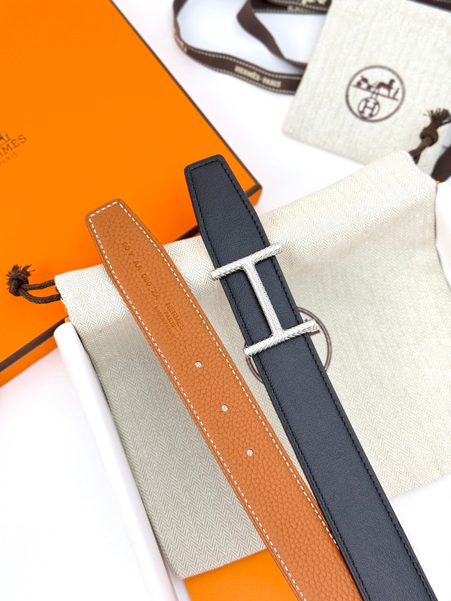 HELENE HISSEO REVERSIBLE LEATHER BELT — BROWN (SILVER HARDWARE, 32MM)