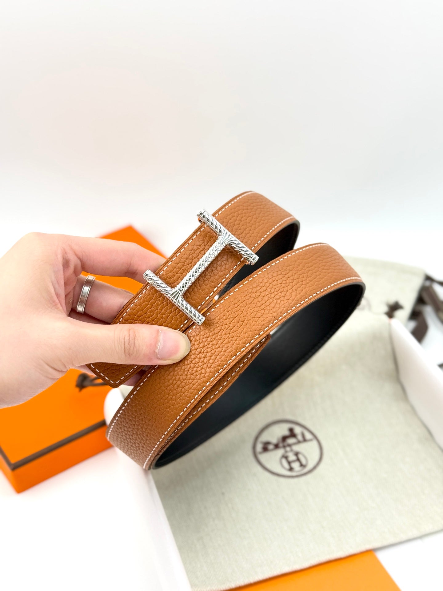 HELENE HISSEO REVERSIBLE LEATHER BELT — BROWN (SILVER HARDWARE, 32MM)