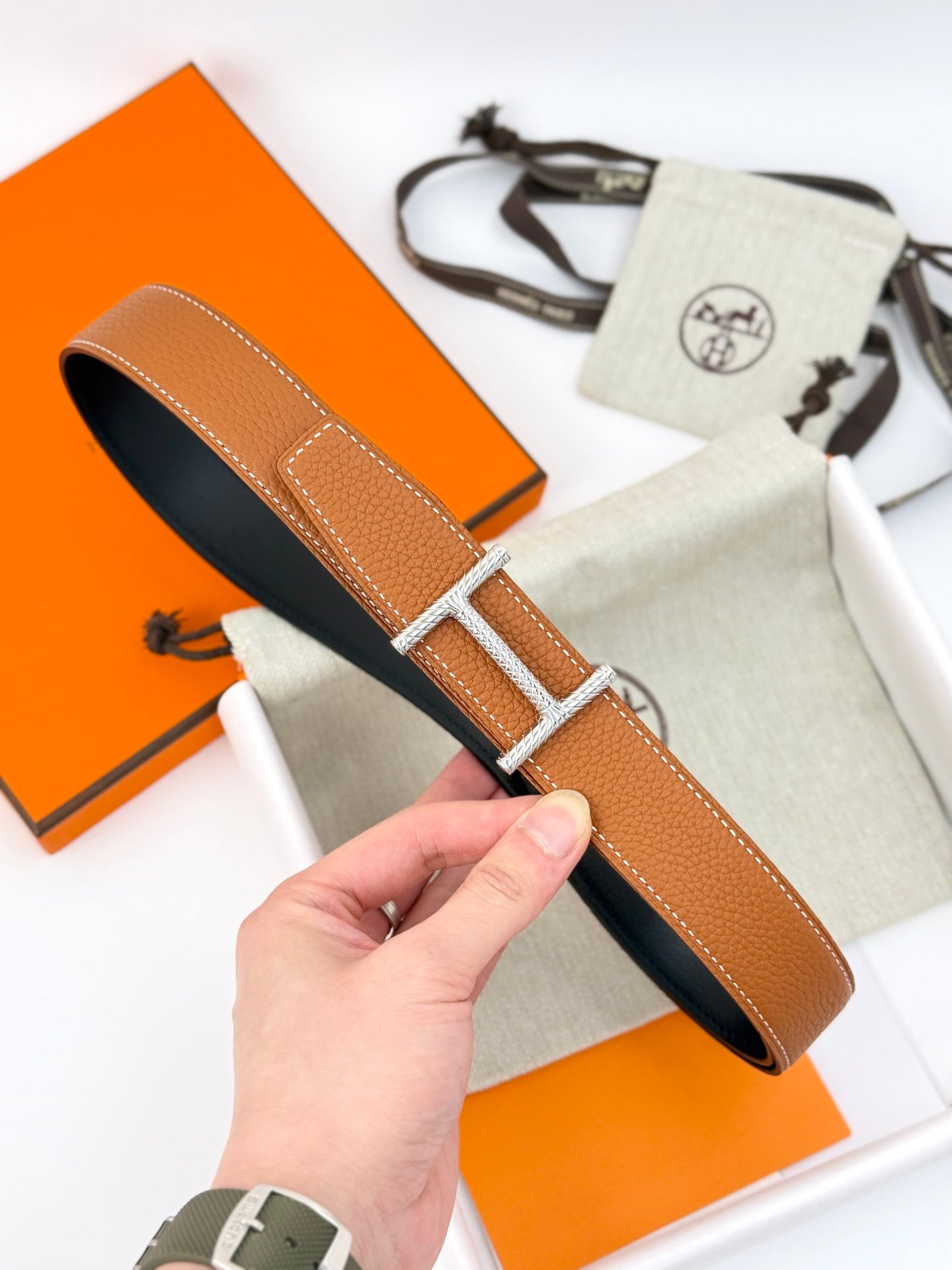 HELENE HISSEO REVERSIBLE LEATHER BELT — BROWN (SILVER HARDWARE, 32MM)