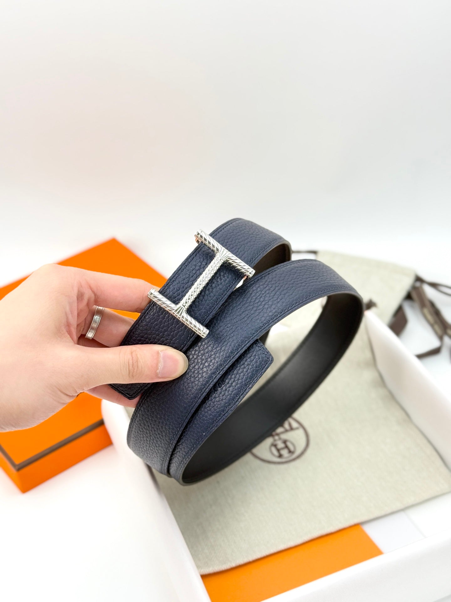 HELENE HISSEO REVERSIBLE LEATHER BELT — NAVY BLUE (SILVER HARDWARE, 32MM)