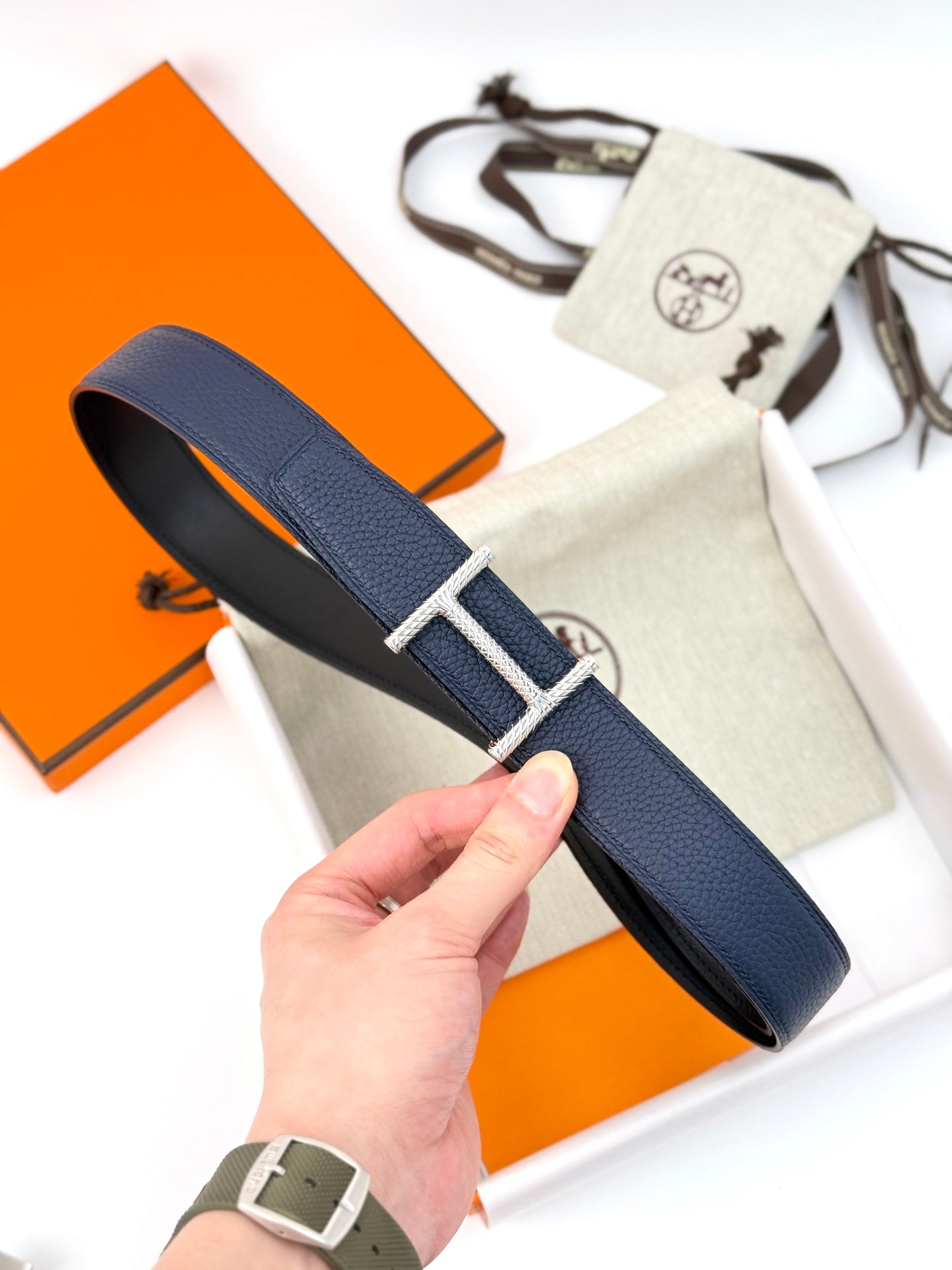 HELENE HISSEO REVERSIBLE LEATHER BELT — NAVY BLUE (SILVER HARDWARE, 32MM)