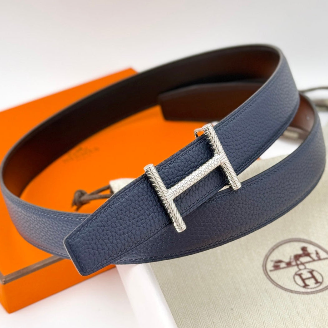 HELENE HISSEO REVERSIBLE LEATHER BELT — NAVY BLUE (SILVER HARDWARE, 32MM)