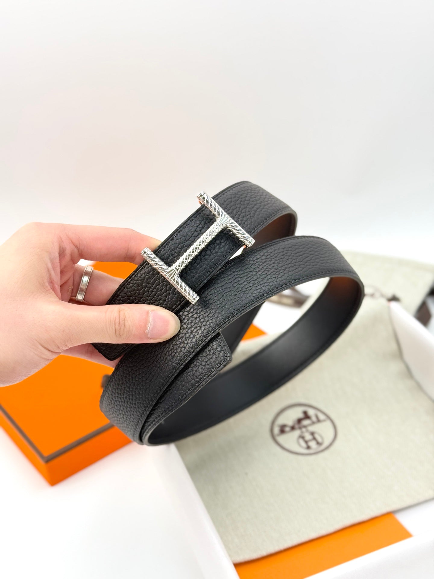 HELENE HISSEO REVERSIBLE LEATHER BELT — BLACK (SILVER HARDWARE, 32MM)