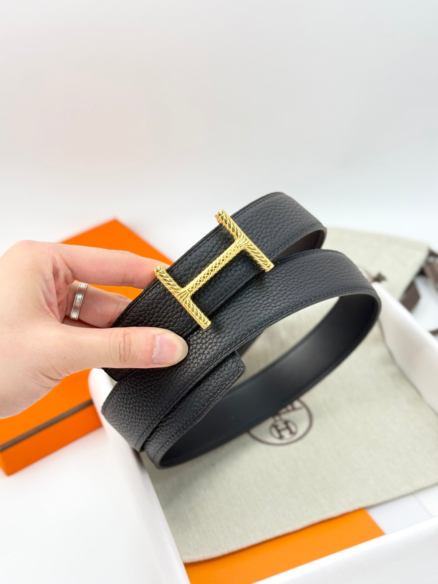 HELENE HISSEO REVERSIBLE LEATHER BELT — BLACK (GOLD HARDWARE, 32MM)