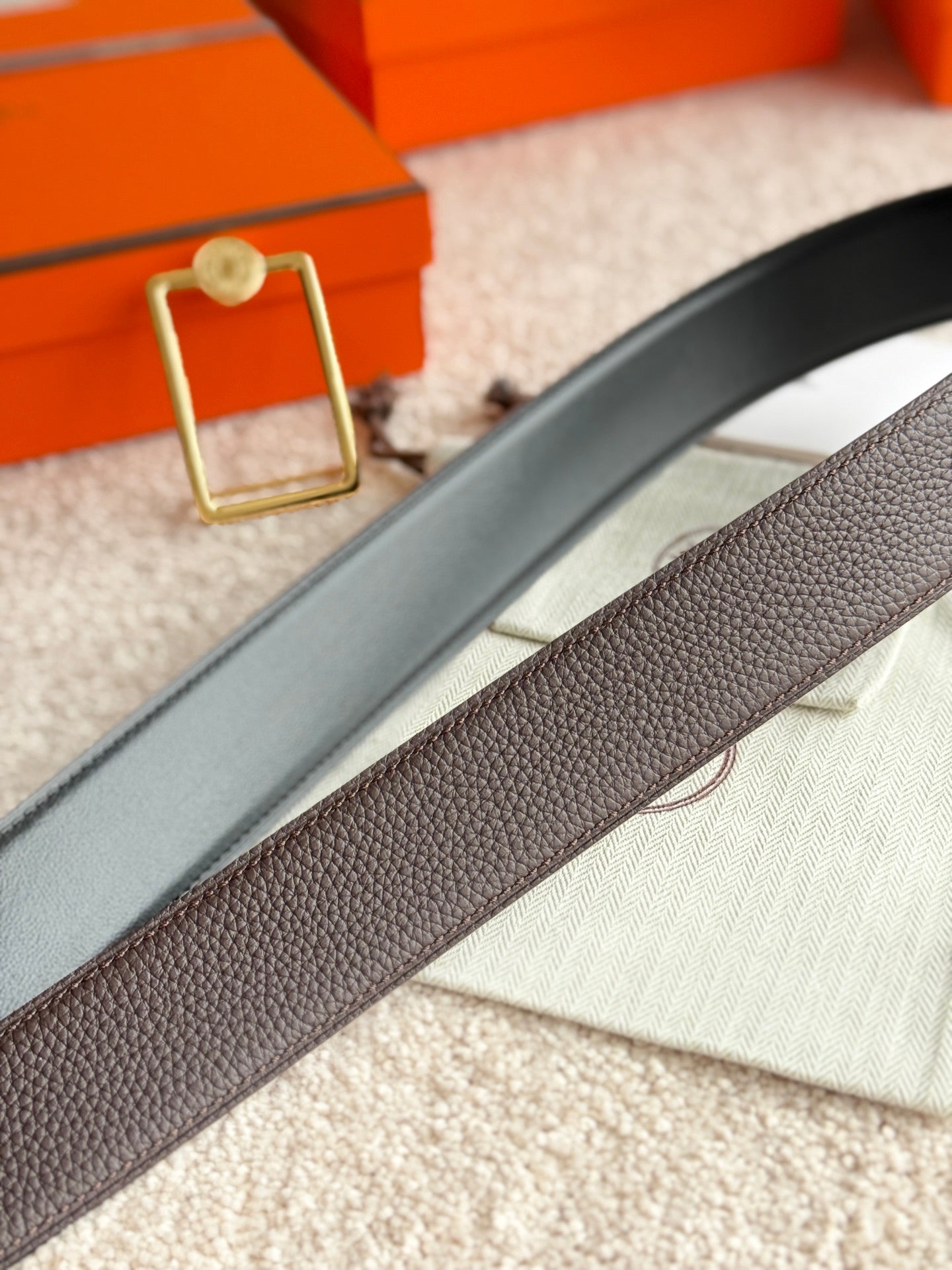 HELENE OSCAR REVERSIBLE LEATHER BELT — BLACK & CHOCOLATE (GOLD HARDWARE, 38MM)