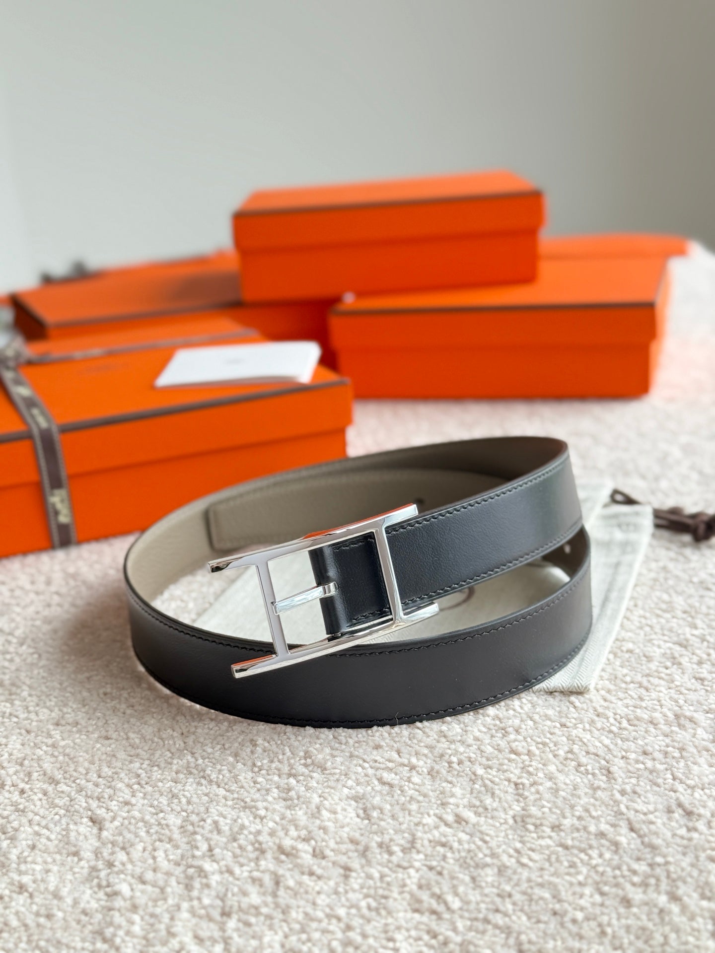 HELENE QUENTIN REVERSIBLE LEATHER BELT — BLACK & BEIGE (SILVER HARDWARE, 32MM)