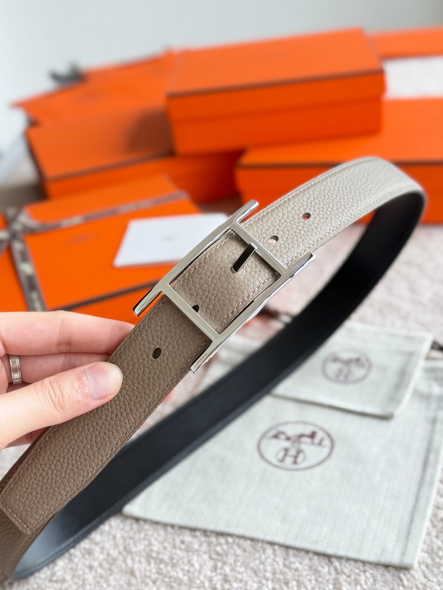 HELENE QUENTIN REVERSIBLE LEATHER BELT — BLACK & BEIGE (SILVER HARDWARE, 32MM)