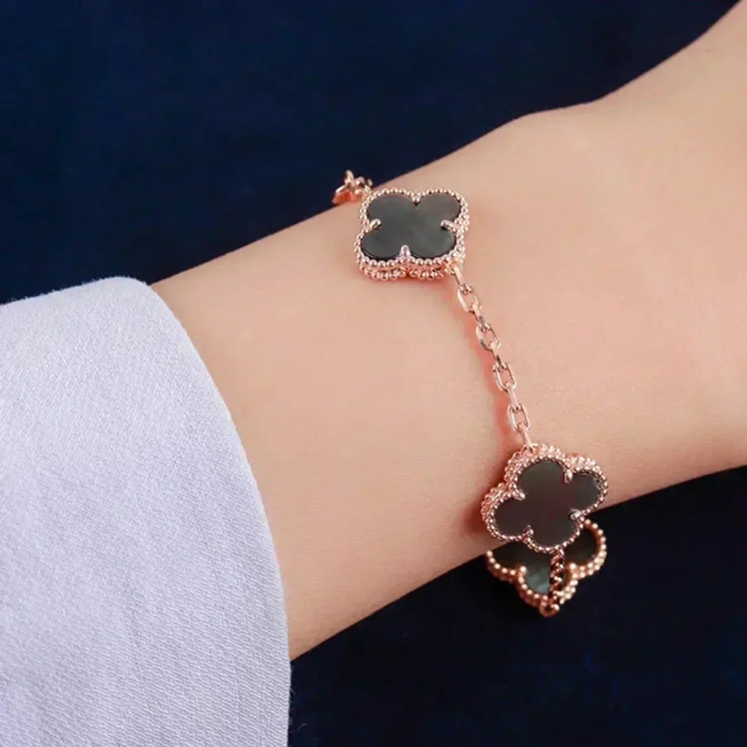 CLOVER 5 MOTIF GRAY MOP  BRACELET